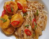 A picture of step 5 of Stir-Fried Enoki Mushrooms and Tofu with Oyster Sauce.
