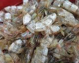Foto langkah ke 1 dari resep Kaldu udang (kulit, kepala dan ekor).