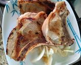 Foto del paso 3 de la receta: Chuletas de cerdo en salsa de pasilla