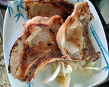 Foto del paso 3 de la receta: Chuletas de cerdo en salsa de pasilla