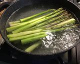 Une image de l'étape 4 de Salade tiède de pommes de terre et asperges au lard, tomates et oignon doux.