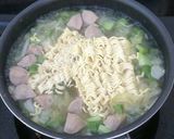 Foto langkah ke 4 dari resep Hotpot indomie ala ibu.