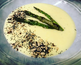 Foto del paso 5 de la receta: Crema fría de puerros con puntas de triguero ahumadas y variado de semillas