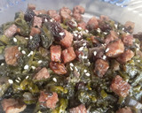 Foto del paso 7 de la receta: Espinacas con uvas pasas y jamón de cerdo...🌿🌰🍖🥓🍇