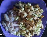 Foto langkah ke 1 dari resep Tumis cumi jamur dengan sayur kol.