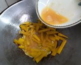 รูปขั้นตอนการทำที่ 3 ของ ฟักทองผัดไข่