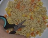 Foto langkah ke 3 dari resep Lumpia Mie Goreng sayur sederhana sat set bisa cemilan bisa lauk anak.