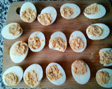 Foto del paso 11 de la receta: Huevos rellenos súper fáciles y deliciosos