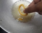 A picture of step 4 of Easy onion rings.