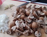 Foto del paso 2 de la receta: Pollo al vino con portobellos