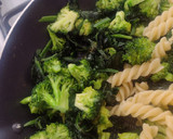 Foto del paso 2 de la receta: Brócoli con espinaca, pasta y pollo