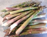 Une image de l'étape 1 de Risotto aux asperges vertes.