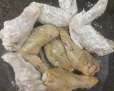 Hình bước làm 3 của món Cánh gà chiên cấp tốc cho người lười😂