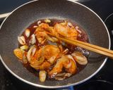 Hình bước làm 2 của món Tokbokki xào kim chi xúc xích