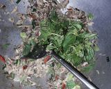 Foto langkah ke 3 dari resep Suwir pindang tongkol isian nasi bakar.