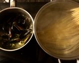 Foto del paso 8 de la receta: Linguini (o tallarines) en caldo de mejillones frescos (seis minutos)