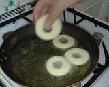 صورة لخطوة 7 من وصفة دوناتس بالشوكولاتة وآخر بالمعجون (بينيي)