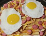 Foto del paso 3 de la receta: 🍕Pizza cochina 🍕😅Pizza con papas fritas, salchichas, cheddar y huevo frito