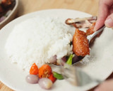 Foto langkah ke 6 dari resep Sayap Ayam Goreng dengan Oseng Bawang Devina Hermawan.