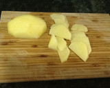 Foto del paso 1 de la receta: Sartén de patatas, huevos y salchichas con queso mozarella