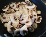 Une image de l'étape 1 de Omelette aux champignons et emmental.