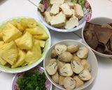 Hình bước làm 1 của món Khóm (dứa) xào chay
