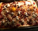 Pizza magyarosan (tükörtojással, kolbásszal, szalonnával... hm...) recept fázis 4 fotója