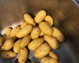 Une image de l'étape 1 de Pommes de terre « fracassées » au thym du jardin et parmesan.