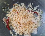 รูปขั้นตอนการทำที่ 4 ของ บะหมี่กึ่งฯเบคอนพริกแห้ง