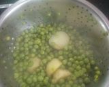 A picture of step 2 of Hare Matar ki daal.