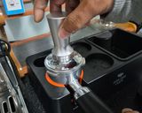 Foto langkah ke 3 dari resep Iced Americano Butterscotch dari Biji Flores Badjawa.