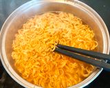 Hình bước làm 1 của món Mì Trứng Kim Chi