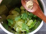 ग्रीन ग्रेप मिंट कूलर (Green Grape Mint Cooler Recipe In Marathi)