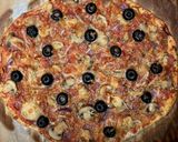 Foto del paso 12 de la receta: Pizza de jamón serrano con aceitunas negras