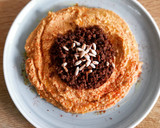 Foto del paso 8 de la receta: Hummus a la sobrasada con carne especiada y piñones