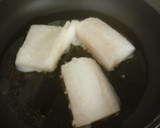 Foto del paso 5 de la receta: Bacalao con salsa de tomate y pimientos de padrón fritos