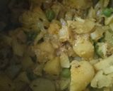 A picture of step 3 of Ghobhi aloo matar.