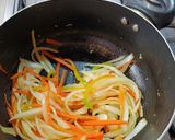 Foto del paso 2 de la receta: Sopa de mariscos congelados