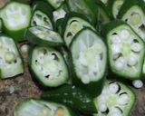 Foto langkah ke 2 dari resep Tumis Tempe Okra Hijau.