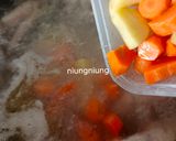 Foto langkah ke 3 dari resep Sop ceker ayam.
