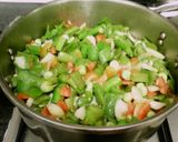 Foto del paso 3 de la receta Habas estofadas con tomate