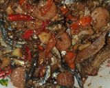 Foto langkah ke 4 dari resep Tumis ikan asin pedas sosis.