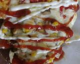 صورة لخطوة 7 من وصفة بيتزا طيييبة و سريعة 😋😋