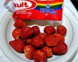 Foto langkah ke 1 dari resep Strawberry Yakult.