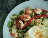 รูปขั้นตอนการทำที่ 1 ของ สะตอผัดกุ้งราดข้าวไข่ดาว