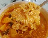 Foto langkah ke 4 dari resep Spicy Cheese Ramyeon.