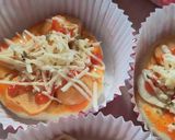 Foto langkah ke 7 dari resep Button Mushroom Mini Pizza (1268).