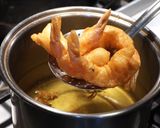 Foto del paso 9 de la receta: Camarones fritos con batido de cerveza y ensalada de mango con queso de cabra