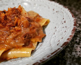 Foto del paso 7 de la receta: Pasta con salsa de rabo de ternera y cebolla caramelizada