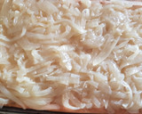 Foto del paso 2 de la receta: Coca de cebolla y sobrassada